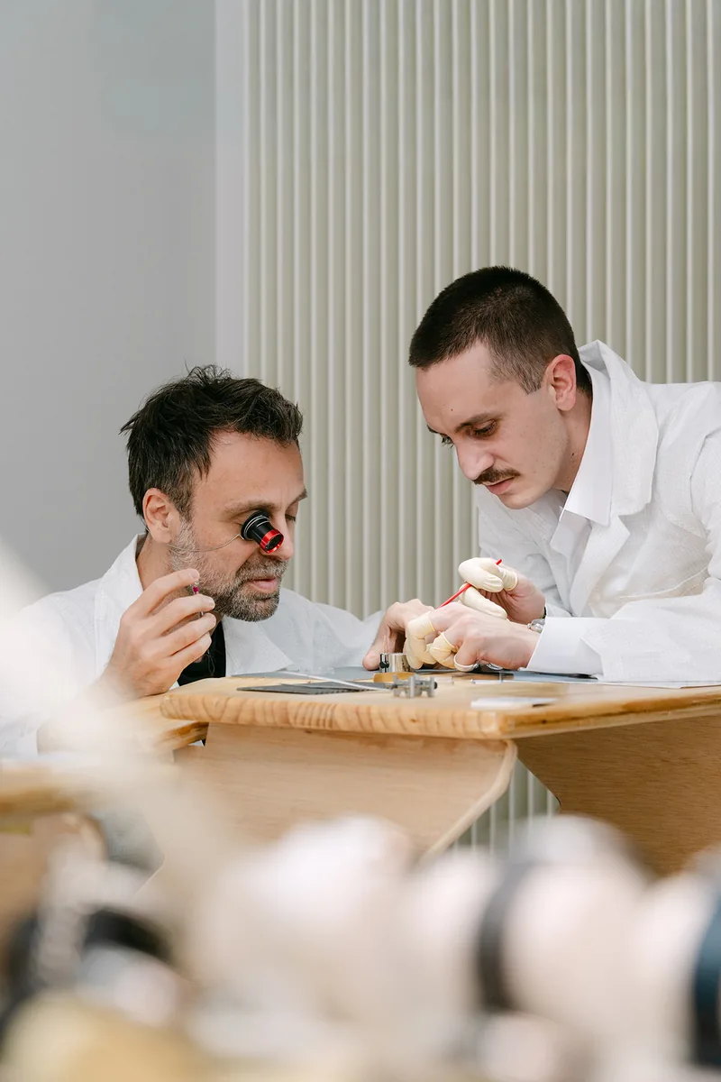 Deux personnes au travail dans un atelier horloger, photographie TimFocus