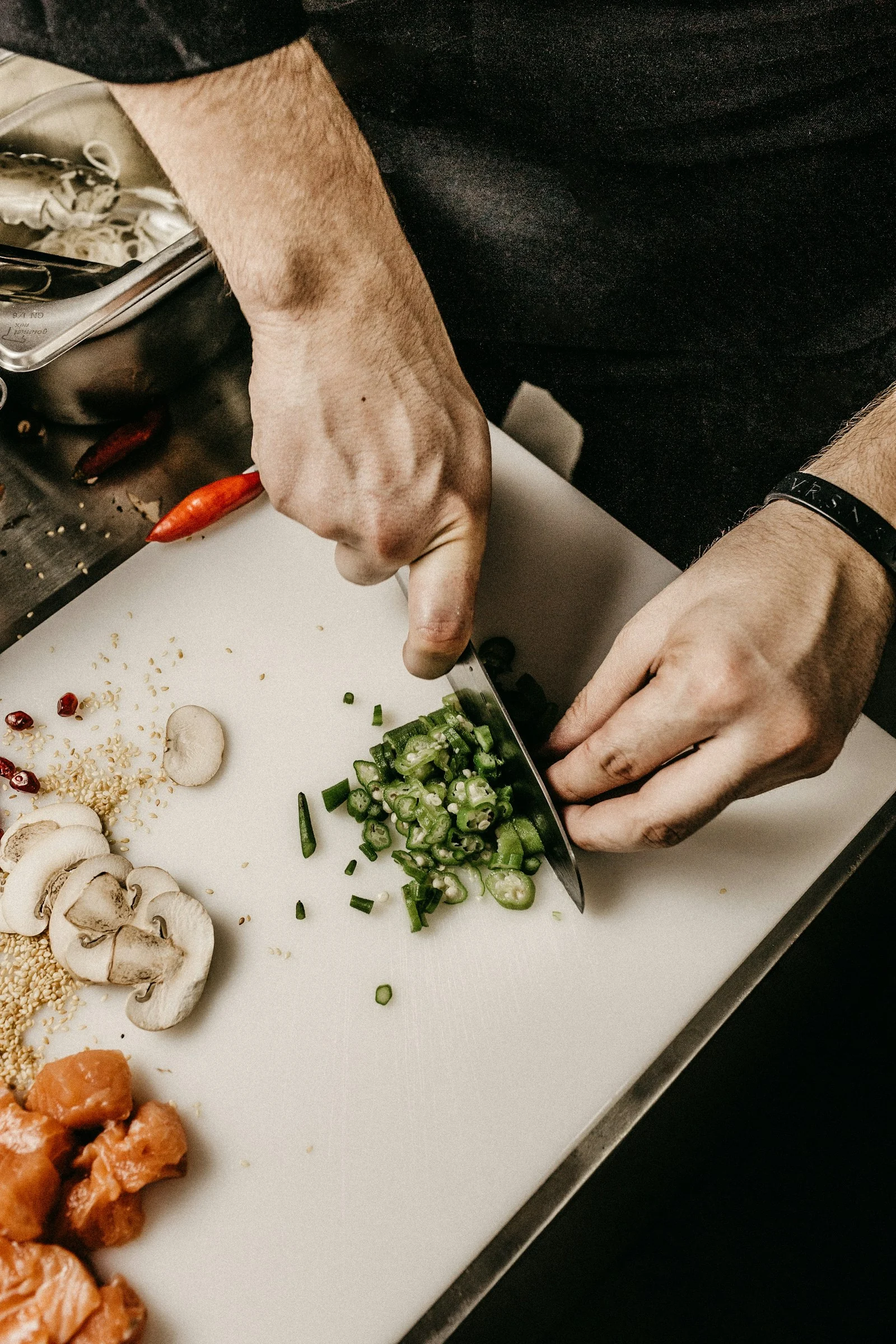 Photo de chef en cuisine pour contenu restaurant