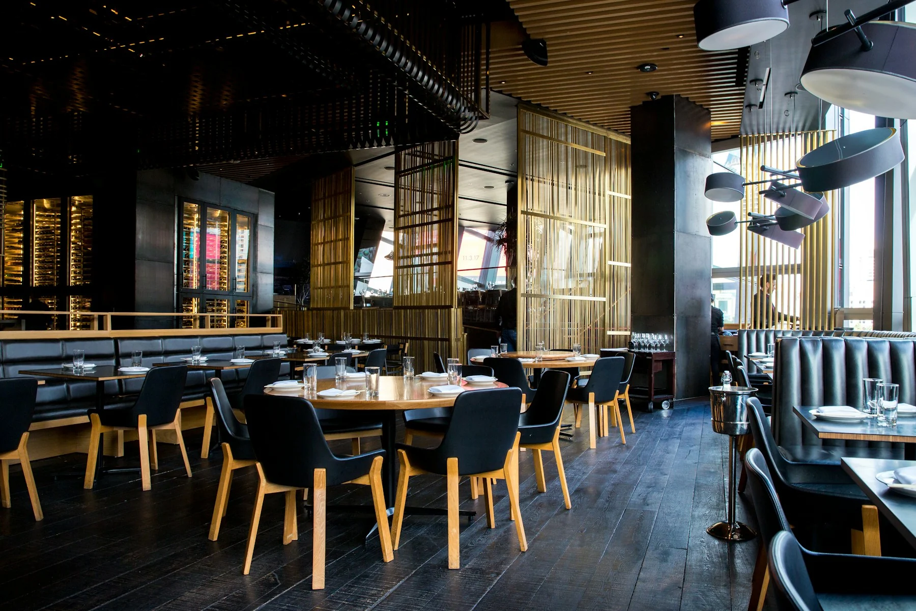 Salle de restaurant photographiée pour attirer plus de réservations en Suisse romande