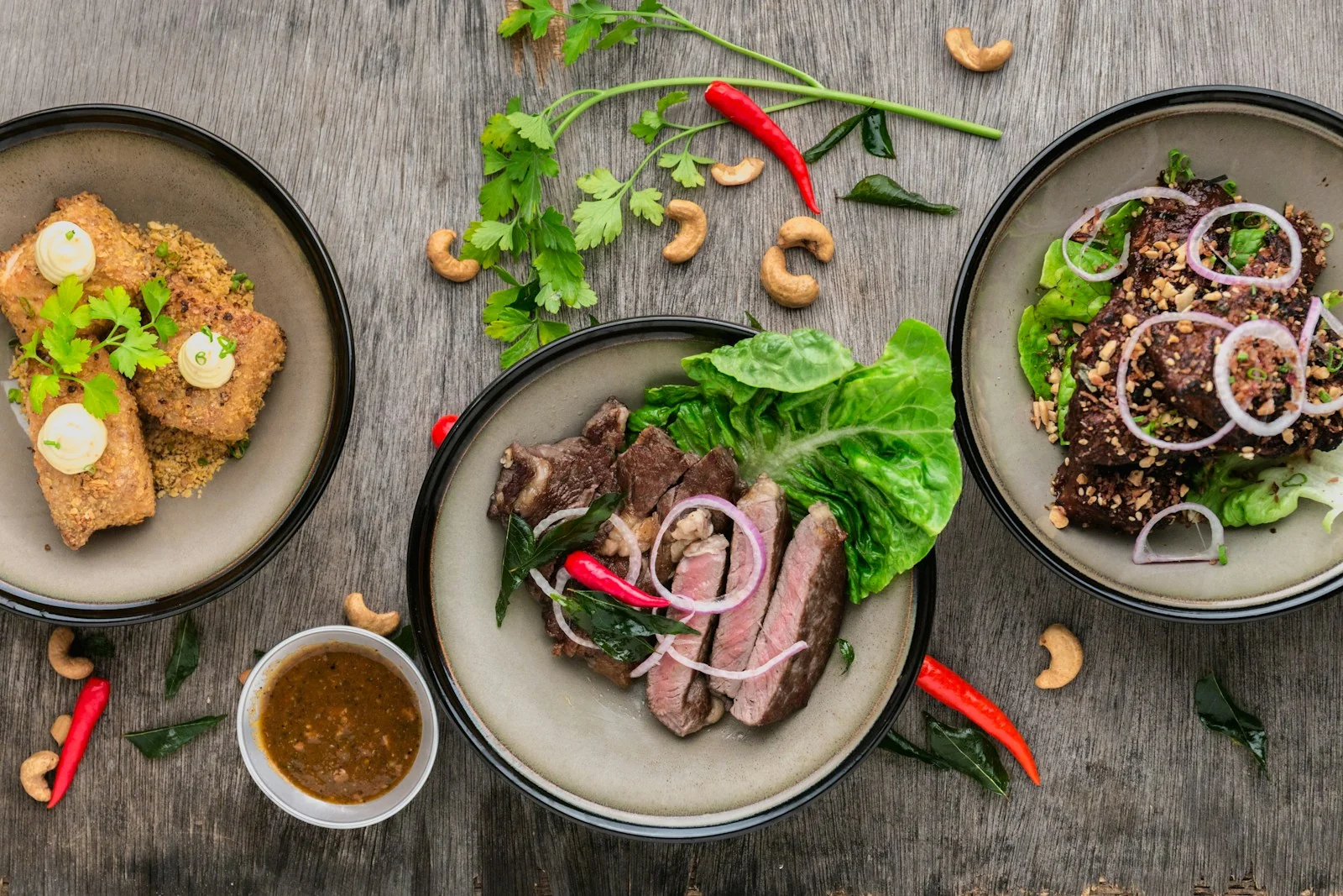 Table de plats pour photographie culinaire restaurant