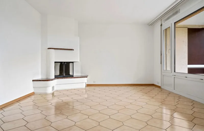 Intérieur lumineux avec cheminée blanche et grandes fenêtres, photographié par TimFocus