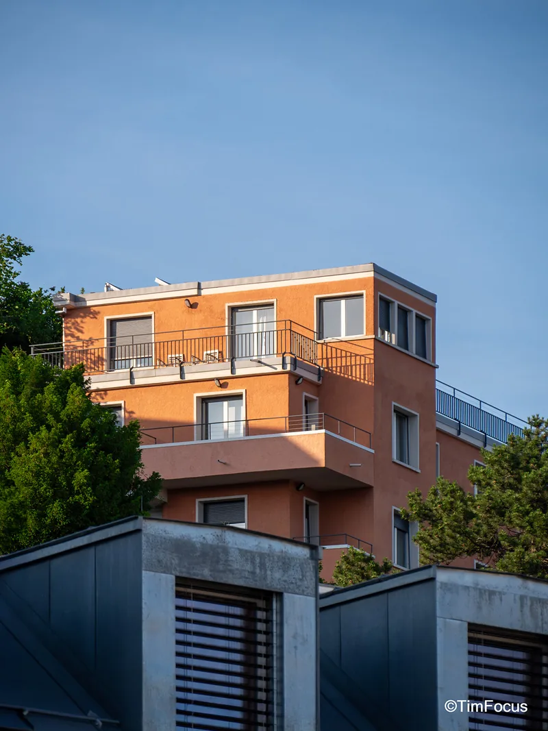 Façade éclairée par le soleil et premier plan ombragé, photographie TimFocus