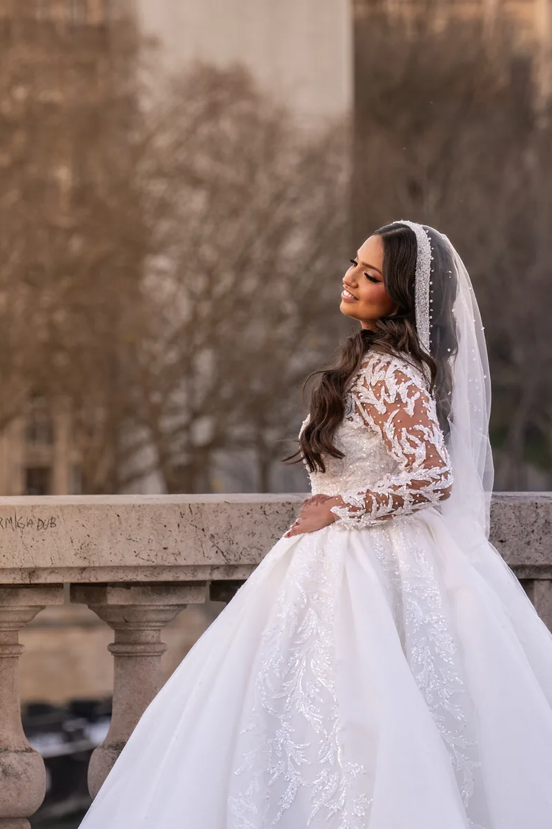 Portrait de la mariée en robe blanche
