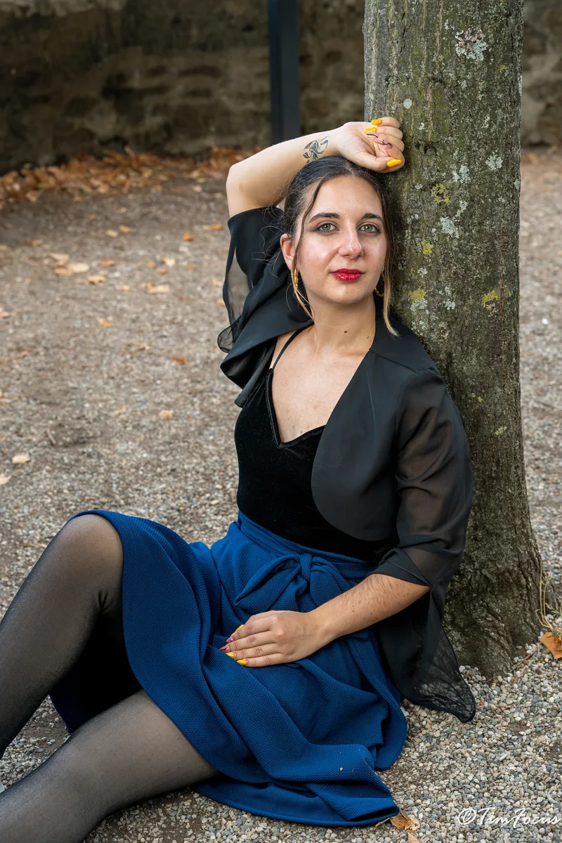 Portrait extérieur d’une femme près d’un arbre, photographié par TimFocus