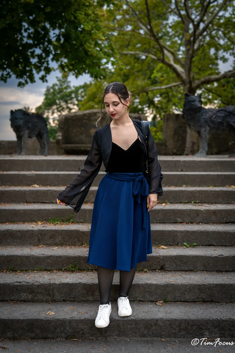 Jacqueline sur des marches, avec arbres et pierres en arrière-plan, portrait TimFocus