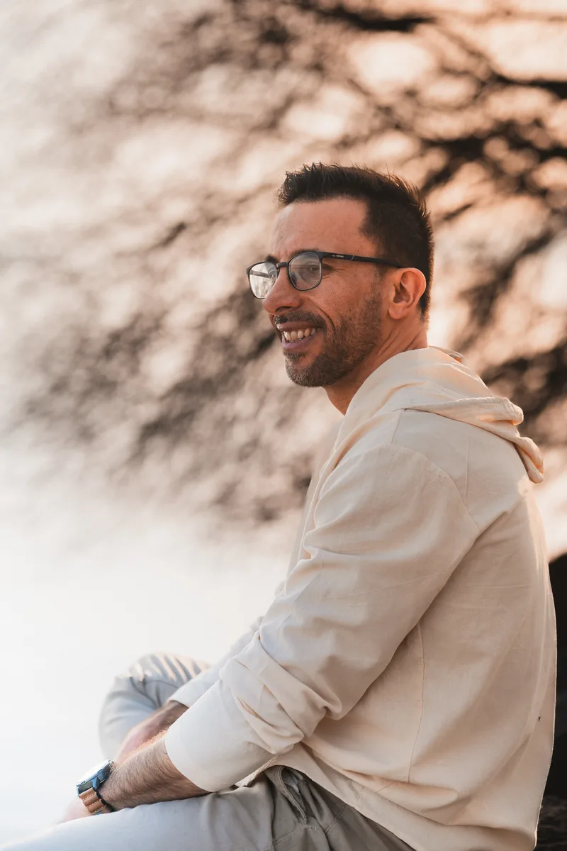 Portrait extérieur de Bruno avec des lunettes et un sweat clair, par TimFocus