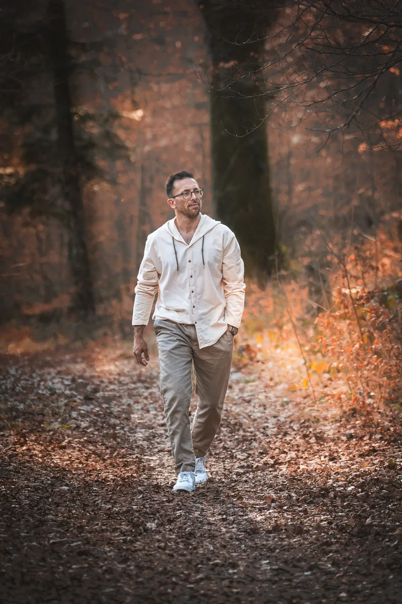 Portrait d’un homme sur un chemin en forêt, photographie TimFocus