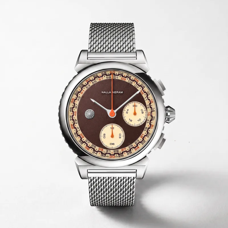 Montre au cadran brun et bracelet métallique photographiée sur fond clair par TimFocus