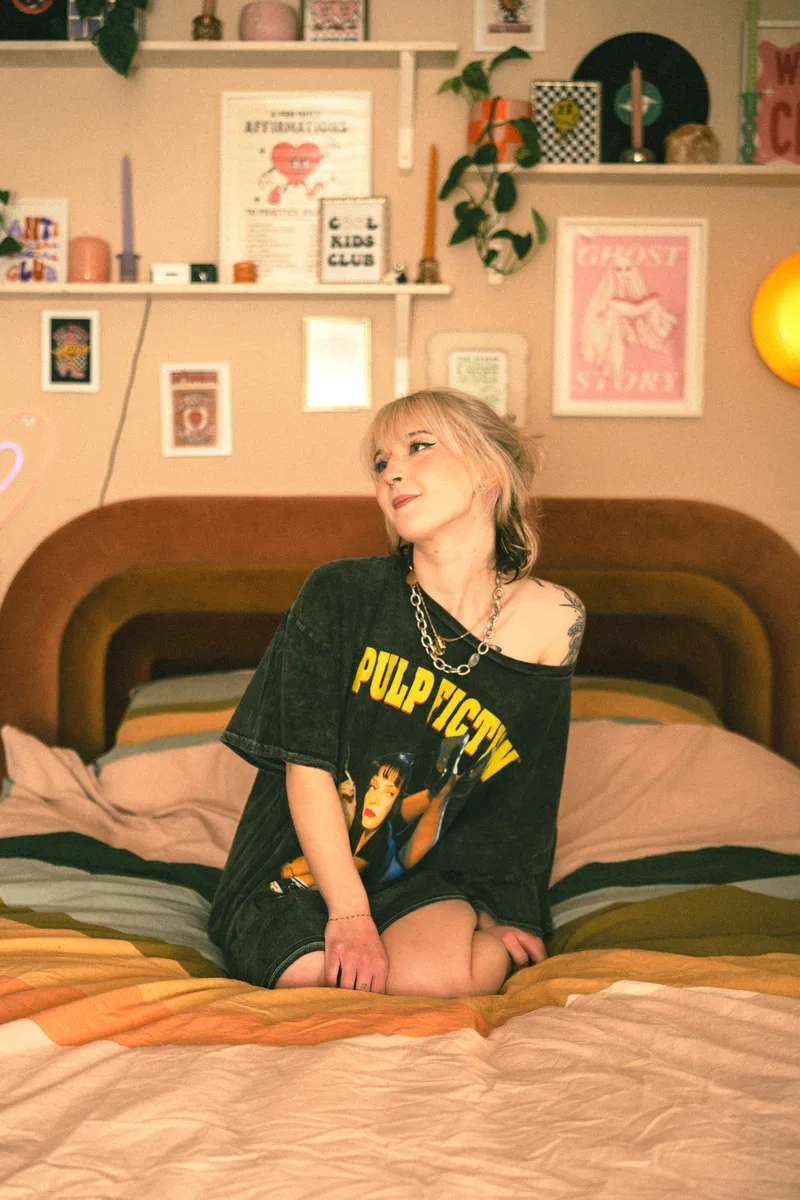 Portrait de Coralie dans une chambre à l’ambiance rétro, photographie TimFocus