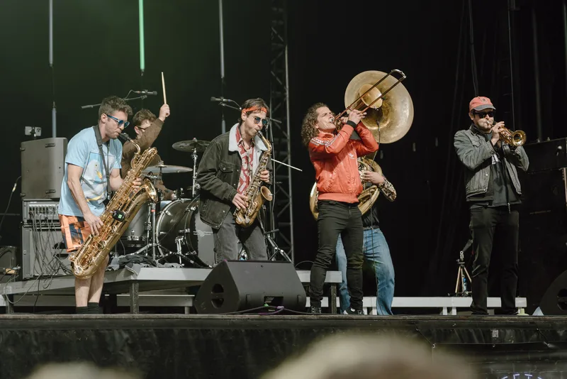 Musiciens aux cuivres sur scène, photographie de concert TimFocus